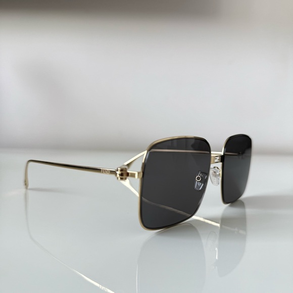 NEW!!! Fendi FE40123U 30A sunglasses Authentic Retail 460$ - Picture 2 of 7